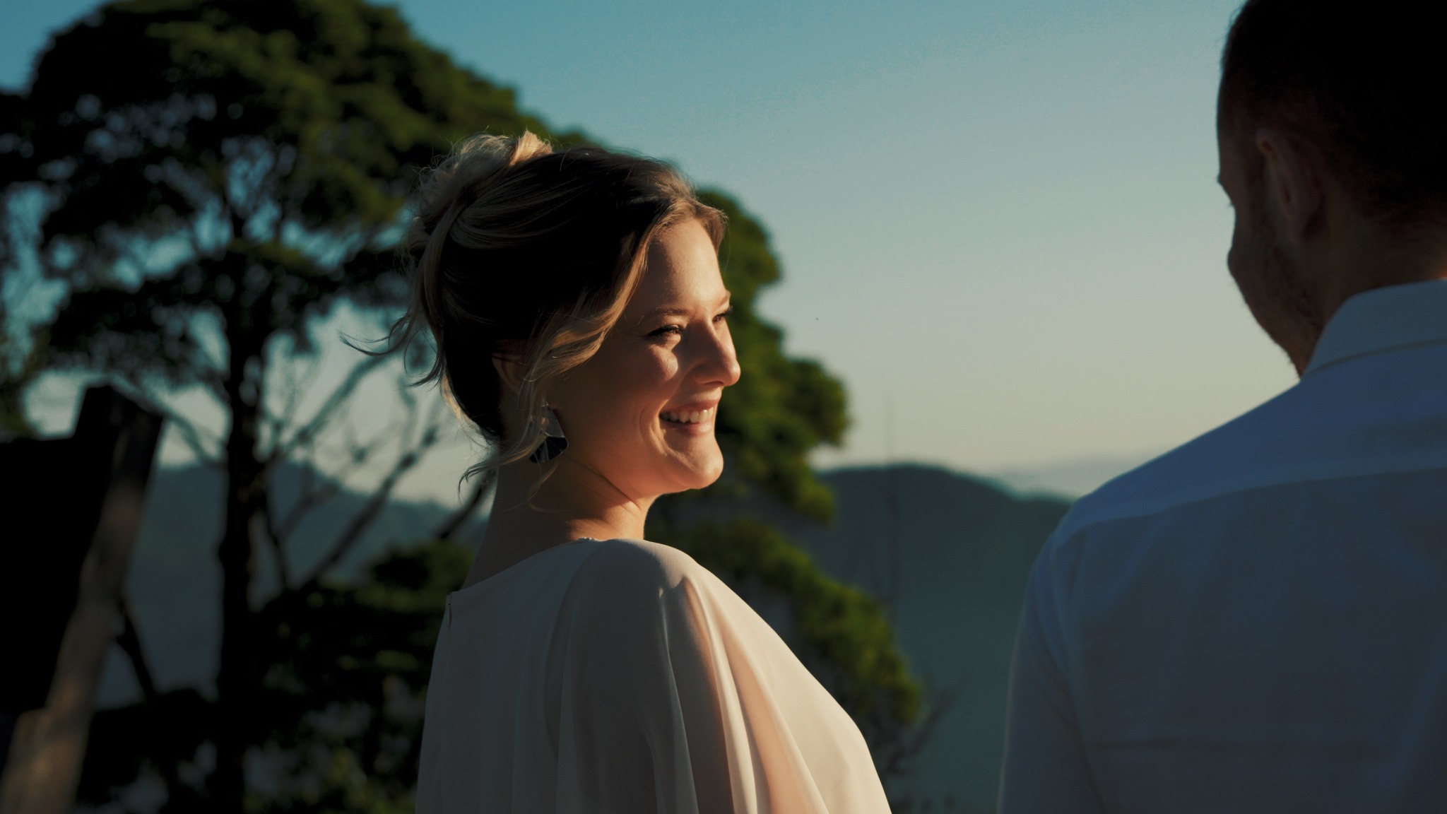 Um sorriso espontâneo, entre o casal e a luz do entardecer